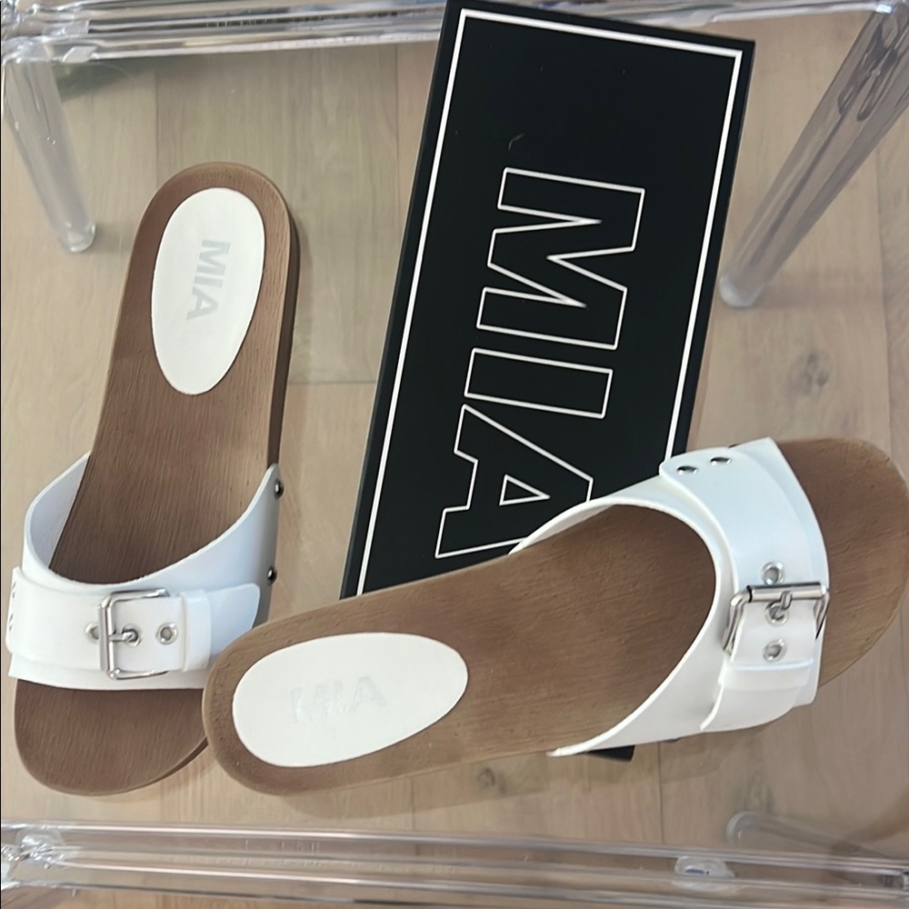 CUTE NEW IN BOX MIA White and Brown Minimalist Mules